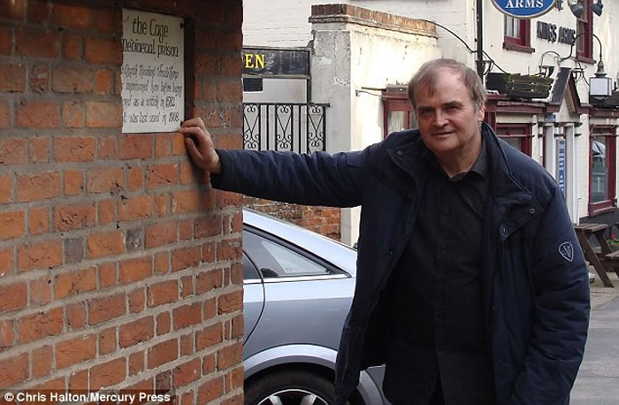 霍尔顿热衷于探灵活动