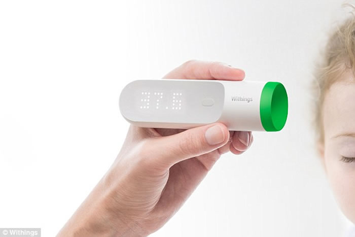 将体温计对准小孩的太阳穴,即可量度体温。