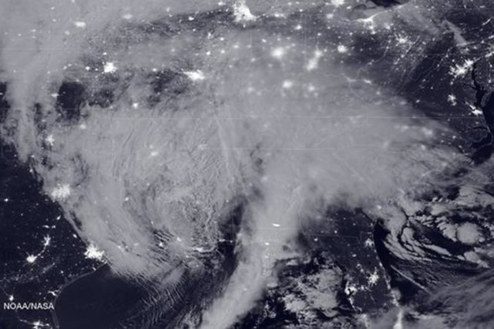 ������ͼ�ϻ����Կ������������ϲ��ĳ��еƹ�Ӻ���ͼ����͸¶����