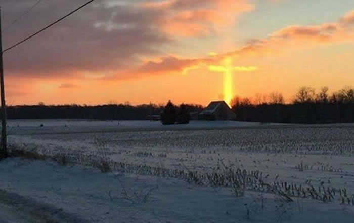 美国同一日现两异象:天空出现疑似“十字架”与“天使”光束