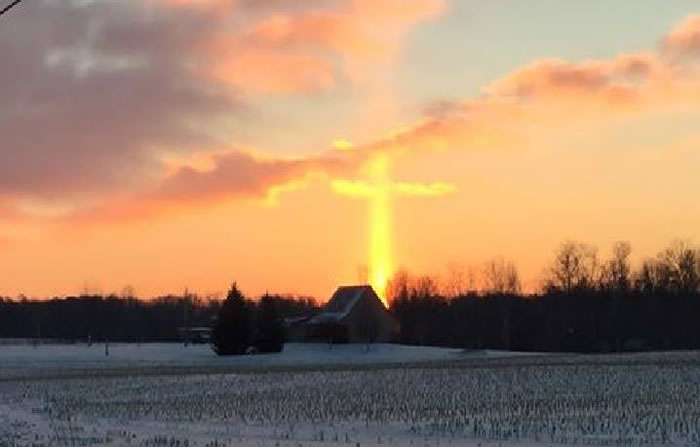 美国同一日现两异象:天空出现疑似“十字架”与“天使”光束