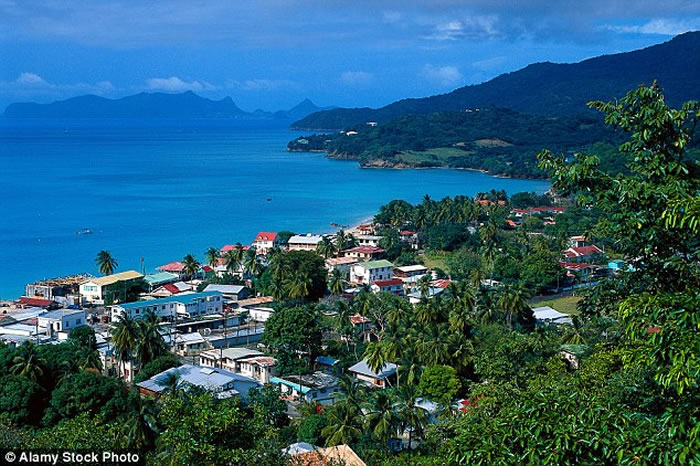 老渔民在加勒比海「卡里亚固岛(Carriacou)」捕获到一只长相特异的怪鱼