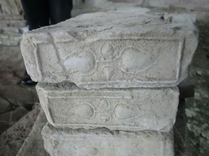 古墓砖以两对心形图案形成十字交叉,两边完全对称,并以一根十字型的轴心相连。