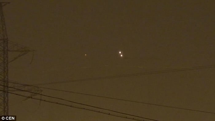 俄罗斯首都莫斯科上空四个发光球体在空中盘旋 专家称是真的UFO