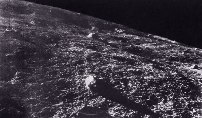 月球9号发回的首批月面图,这也是人类首次获得月球表面图像