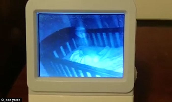 澳洲妇人打开婴儿监视器惊见鬼婴穿越BB床