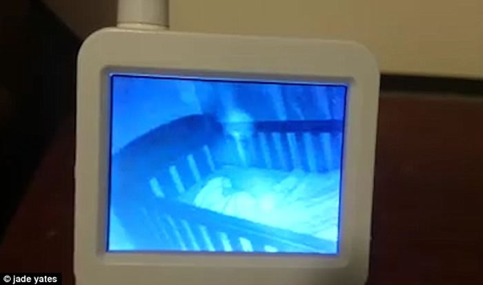 澳洲妇人打开婴儿监视器惊见鬼婴穿越BB床