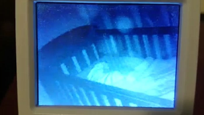 澳洲妇人打开婴儿监视器惊见鬼婴穿越BB床