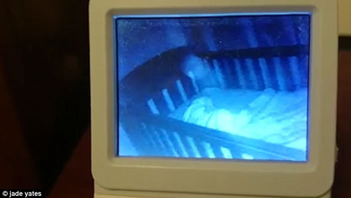 澳洲妇人打开婴儿监视器惊见鬼婴穿越BB床