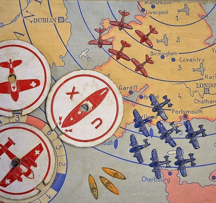 棋盒内有转盘、军机等。