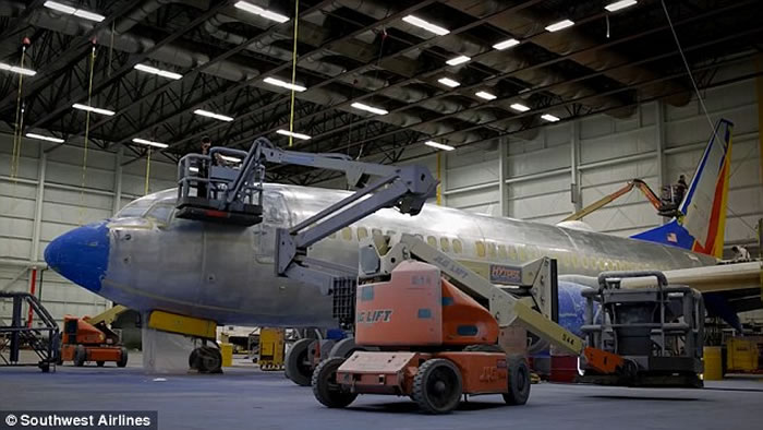 视频展示美国西南航空公司工作人员给波音737“密苏里1号”上漆全过程