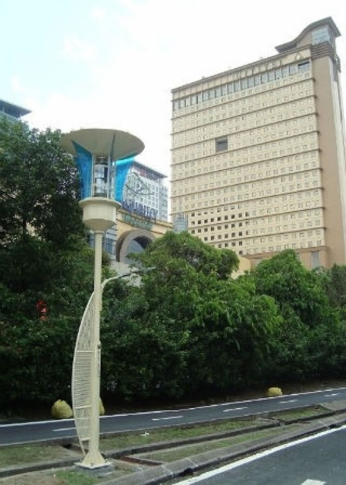 捕蚊街灯由多个装置组成,会释出诱蚊气味。