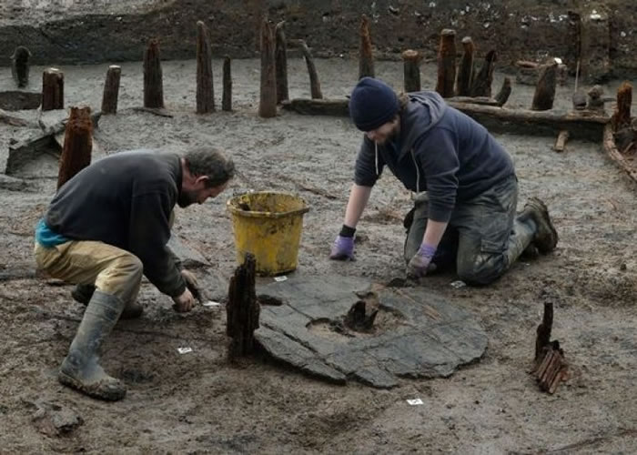 该车轮为木制,直径长一米。