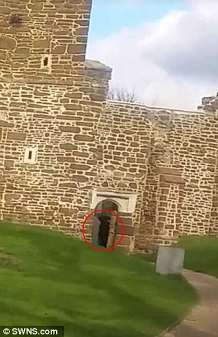 英国荒废教堂黑色人影飘过 惹闹鬼疑云