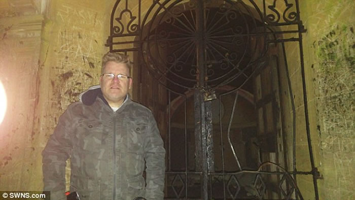 英国荒废教堂黑色人影飘过 惹闹鬼疑云