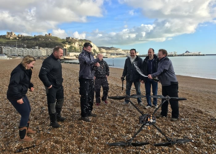 制作团队在航拍机成功着陆后,开香槟庆祝。