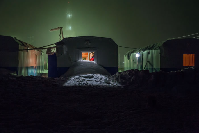 博瓦年科沃钻井队的一名成员在他和其他至多三名男性共用的拖车里休息。钻井工人大多是国营的俄罗斯天然气工业公司的契约工。他们在室外温度可低于摄氏零下45度的冬天也会