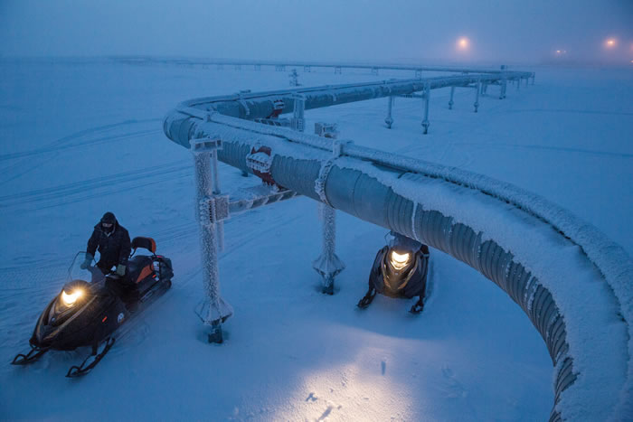 俄罗斯天然气工业公司在博瓦年科沃的工人正在检查管线——这条管线所属的网络会将天然气运送到亚洲与欧洲各地的城镇。利润与政治会决定北极地区将有多少资源遭到开采。 P