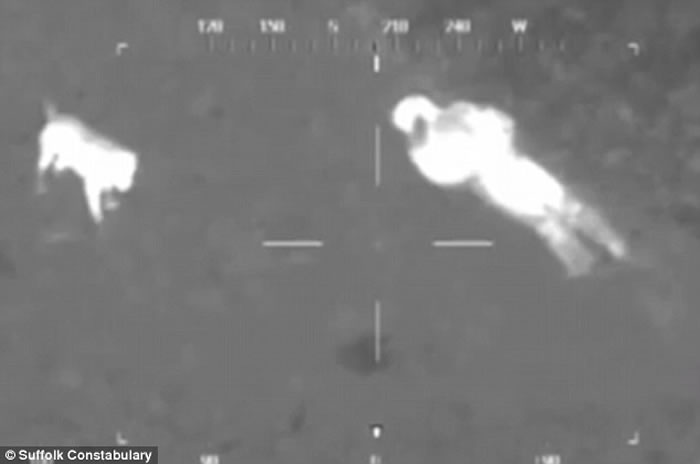 直升机热能探测器在泥沼中发现男子和忠犬