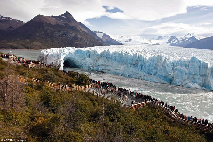 阿根廷冰川国家公园莫雷诺冰川游客拍摄到巨型冰桥震撼崩裂坠海