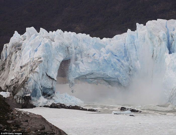 阿根廷冰川国家公园莫雷诺冰川游客拍摄到巨型冰桥震撼崩裂坠海
