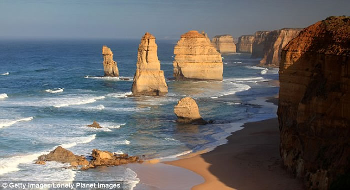 澳洲维多利亚省著名景点十二门徒石对开海底再发现多5块新的石灰岩