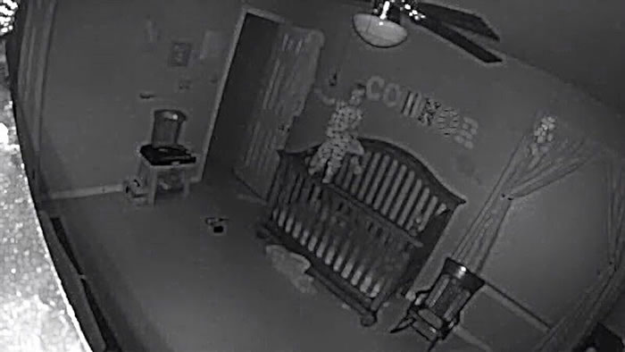 美国一家庭监控视频拍到诡异现象:宝宝轻松爬上护栏双脚悬空数秒