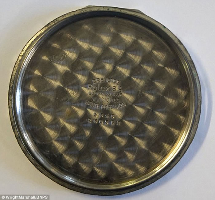 英国男子清理家中抽屉时发现爸爸留下的二战时期破手表,拍卖会中以5万5千英镑成交