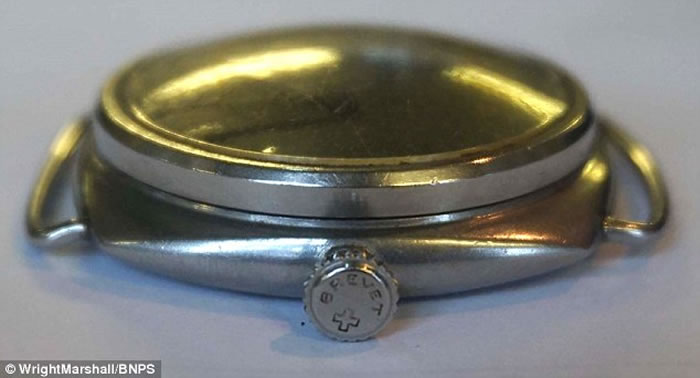 英国男子清理家中抽屉时发现爸爸留下的二战时期破手表,拍卖会中以5万5千英镑成交