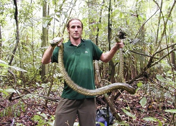 肯尼亚一名电台主持曾见过这张费尔滕(图)手持巨蟒的相片。
