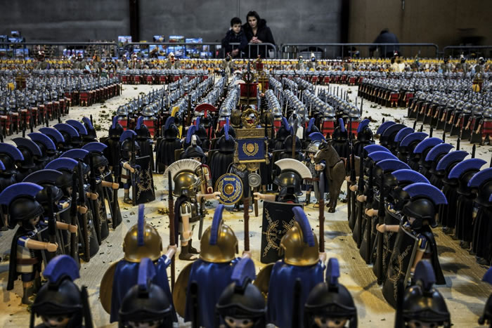 ����Jean-Michel Leuillierʹ��2.6���ħ����ż(Playmobil)�����׳��ս������