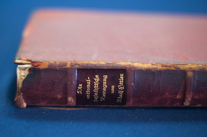 希特勒拥有的《我的奋斗》,以红色皮革订装。