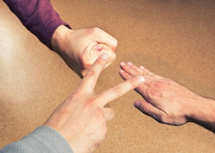 猜石头剪刀布想赢?英国专家指出“布”赢的机会较高