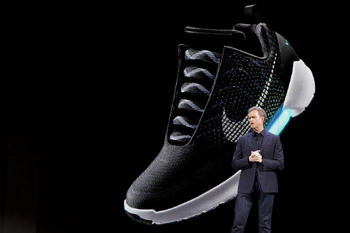 ����������Ʒ��ͷNike�����׿�����Զ�������˶�ЬHyperAdapt 1.0