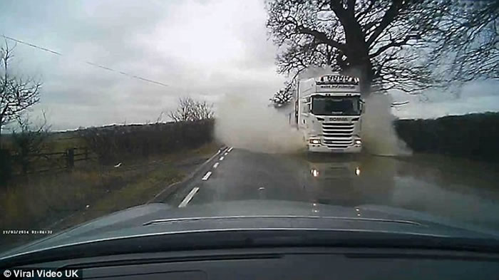 ����һ�̣�Ӣ�������ݳ������ʻ ͻȻ�������������ʻ�������ˮ��˲�䡰��û��