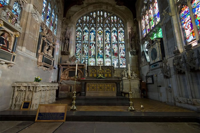 �о���Ա���ţ�ɯʿ���ǵ�ͷ�ǲ��ڷ�Ĺ�С�������ˣ���ô�������������¼�����һ׮�� / PHOTOGRAPH BY BEN PRUCHNIE, GETTY