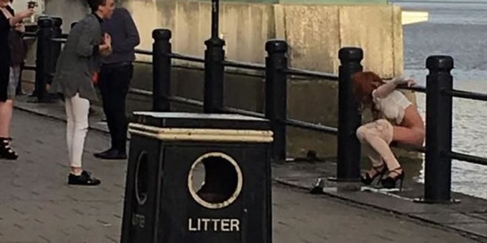 Ӣ��Ŧ������Ů����ͷ���ڱ������������