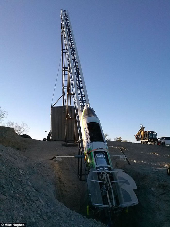 美国“疯狂”特技人绑蒸汽火箭挑战飞越第二大峡谷