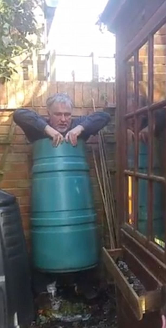 Ӣ����������ͥԺʱ�������Ƶ��õ�ԲͰ �����˵���Ͱ�ڶ�������Ц������