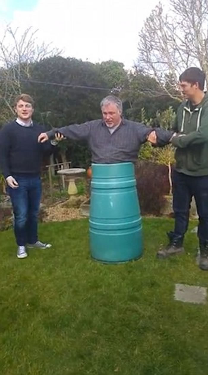 Ӣ����������ͥԺʱ�������Ƶ��õ�ԲͰ �����˵���Ͱ�ڶ�������Ц������