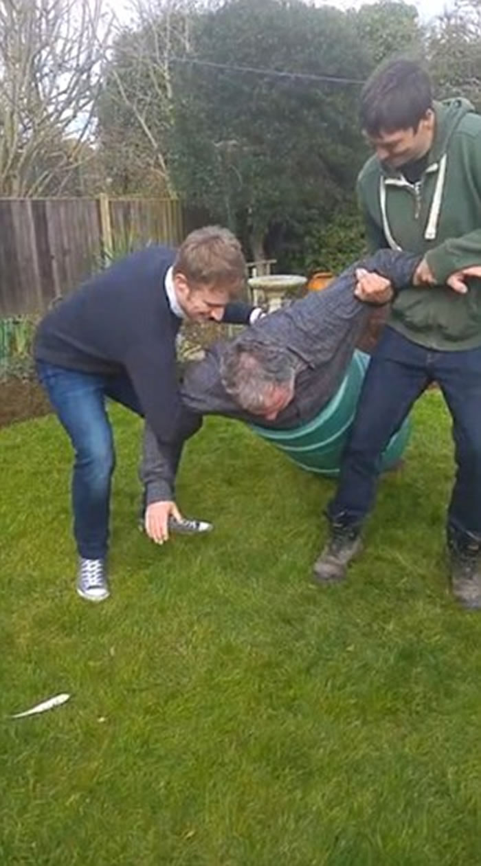 Ӣ����������ͥԺʱ�������Ƶ��õ�ԲͰ �����˵���Ͱ�ڶ�������Ц������