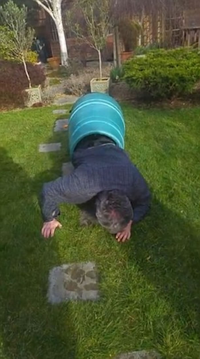 Ӣ����������ͥԺʱ�������Ƶ��õ�ԲͰ �����˵���Ͱ�ڶ�������Ц������