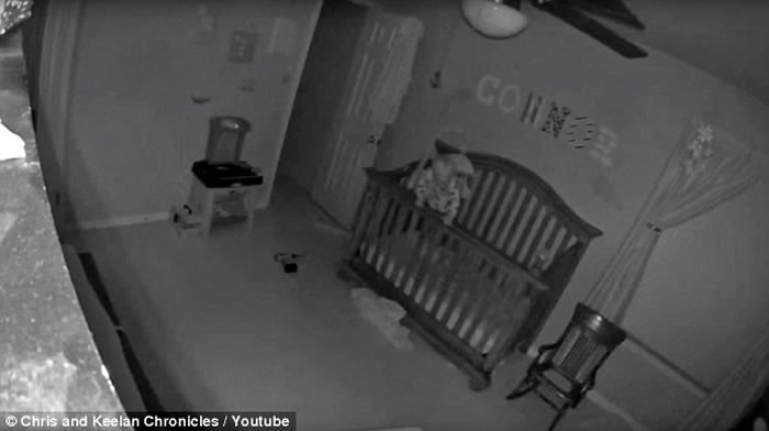 灵异影像:恐怖的平衡 婴儿半夜独站婴儿床围栏20秒