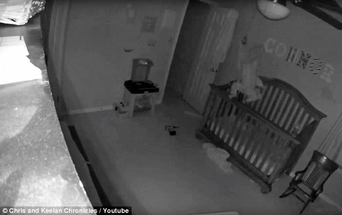 灵异影像:恐怖的平衡 婴儿半夜独站婴儿床围栏20秒