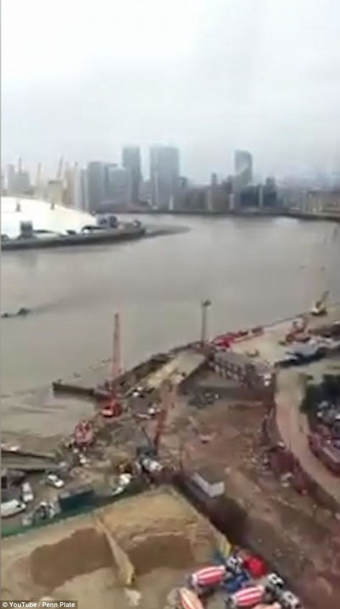 尼斯湖水怪到伦敦度假?英国泰晤士河拍到巨大怪物河中游过