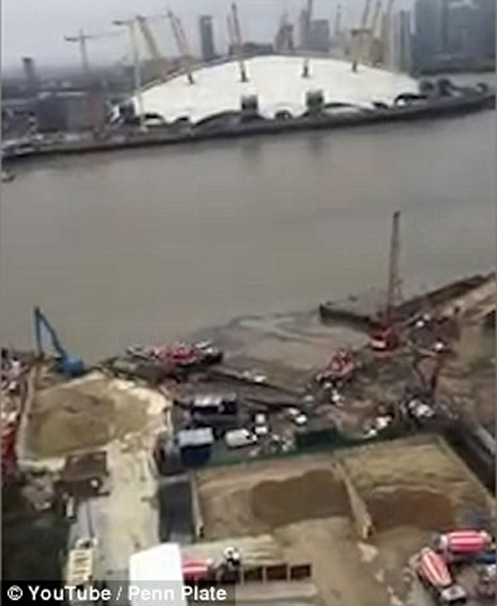 尼斯湖水怪到伦敦度假?英国泰晤士河拍到巨大怪物河中游过