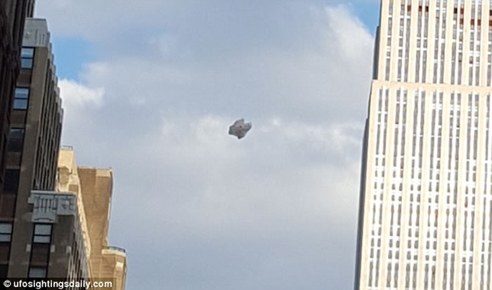 但是一些人认为这只是空中漂浮的塑料袋而已。