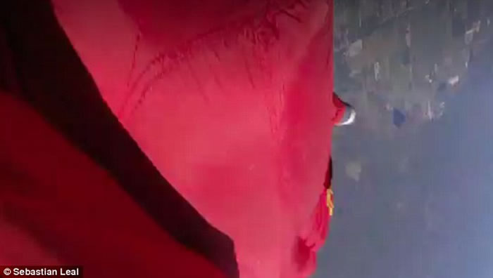 美国男子1.2万呎高空跳伞 空中相撞半身瘫痪