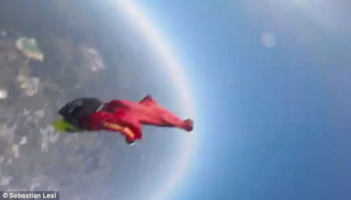 美国男子1.2万呎高空跳伞 空中相撞半身瘫痪