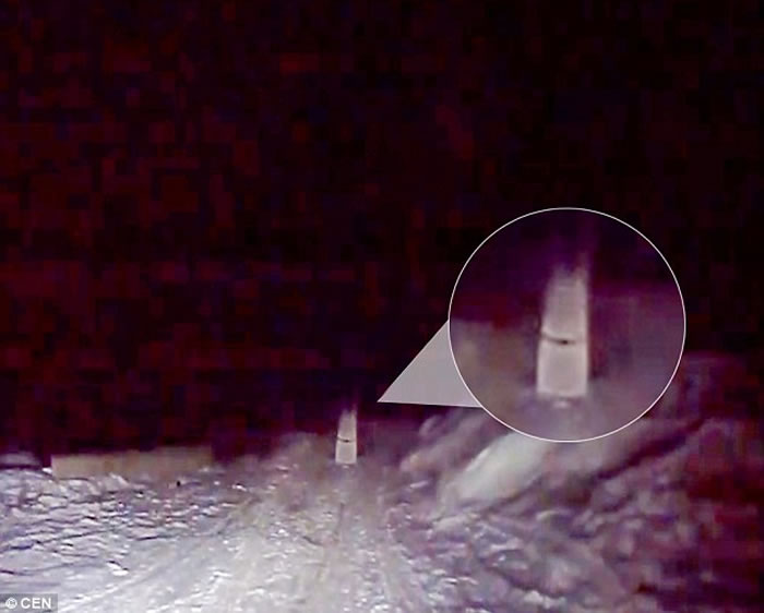 俄罗斯27年“鬼新娘”阴魂不散?女子深夜开车行车记录仪拍到神秘白衣女子